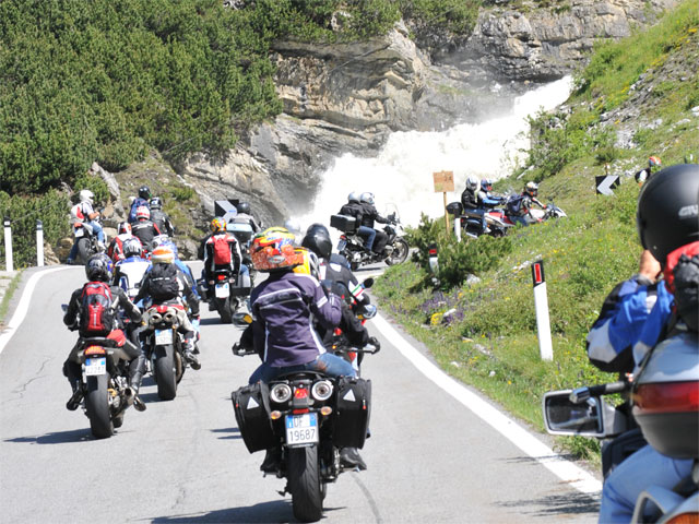 Motoraduno Stelvio, niente parata di luci