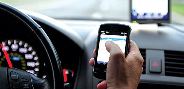 Ritiro della patente immediato per chi guida con il telefono