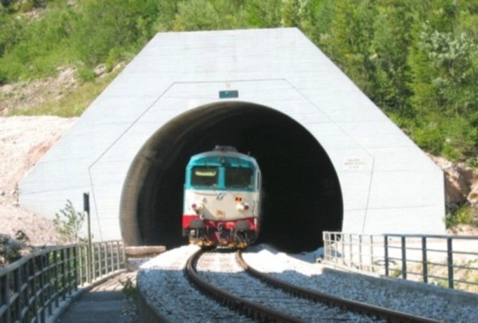 Treni, telefoni muti in galleria: serve un intervento subito