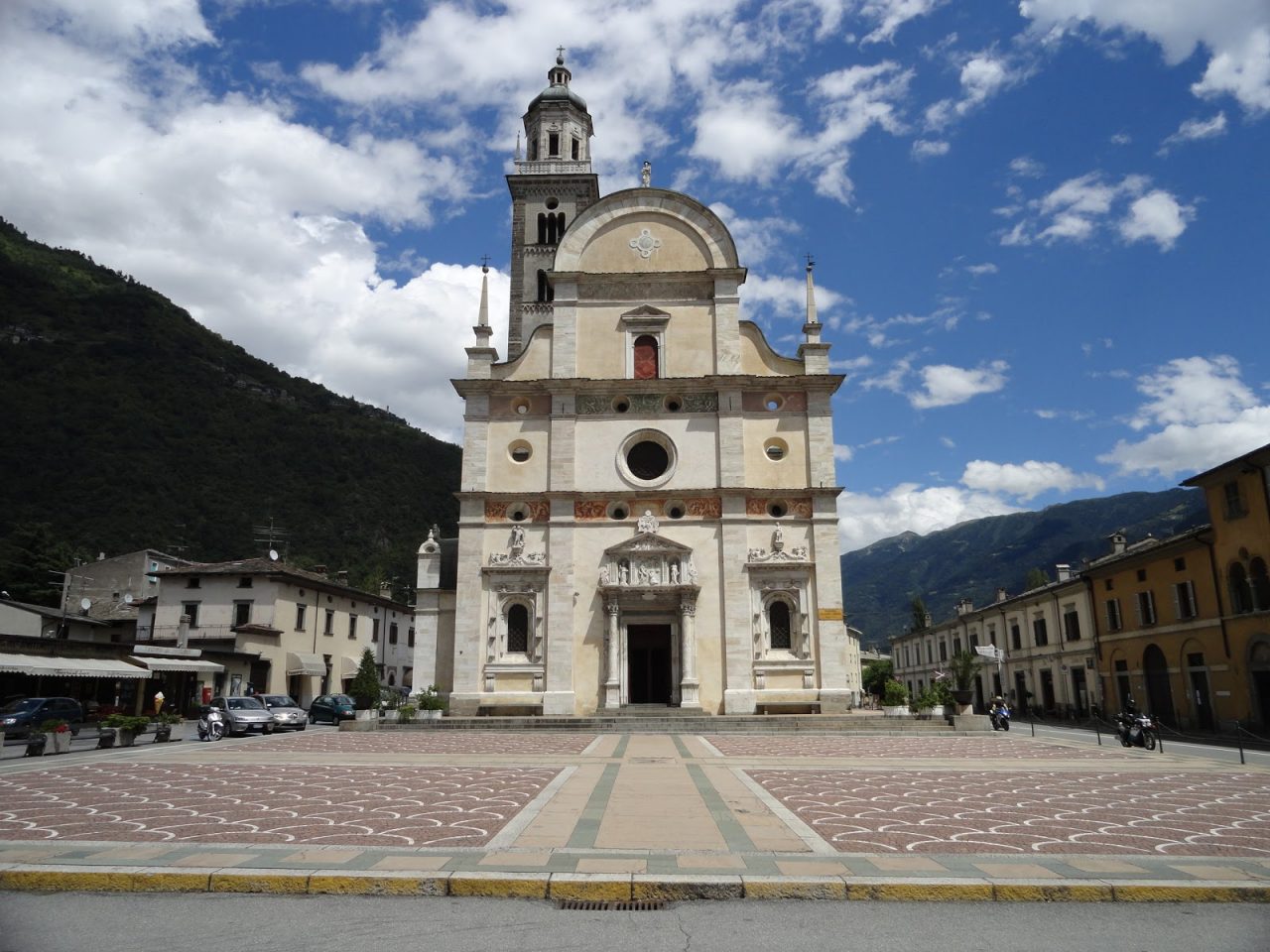 Vivi le notti a Tirano; divertimento, musica e shopping