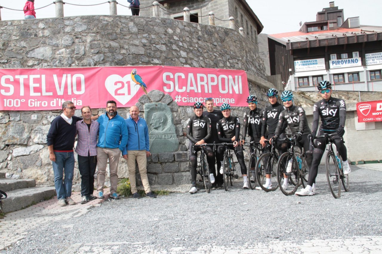 Scultura in marmo donata al team Sky allo Stelvio