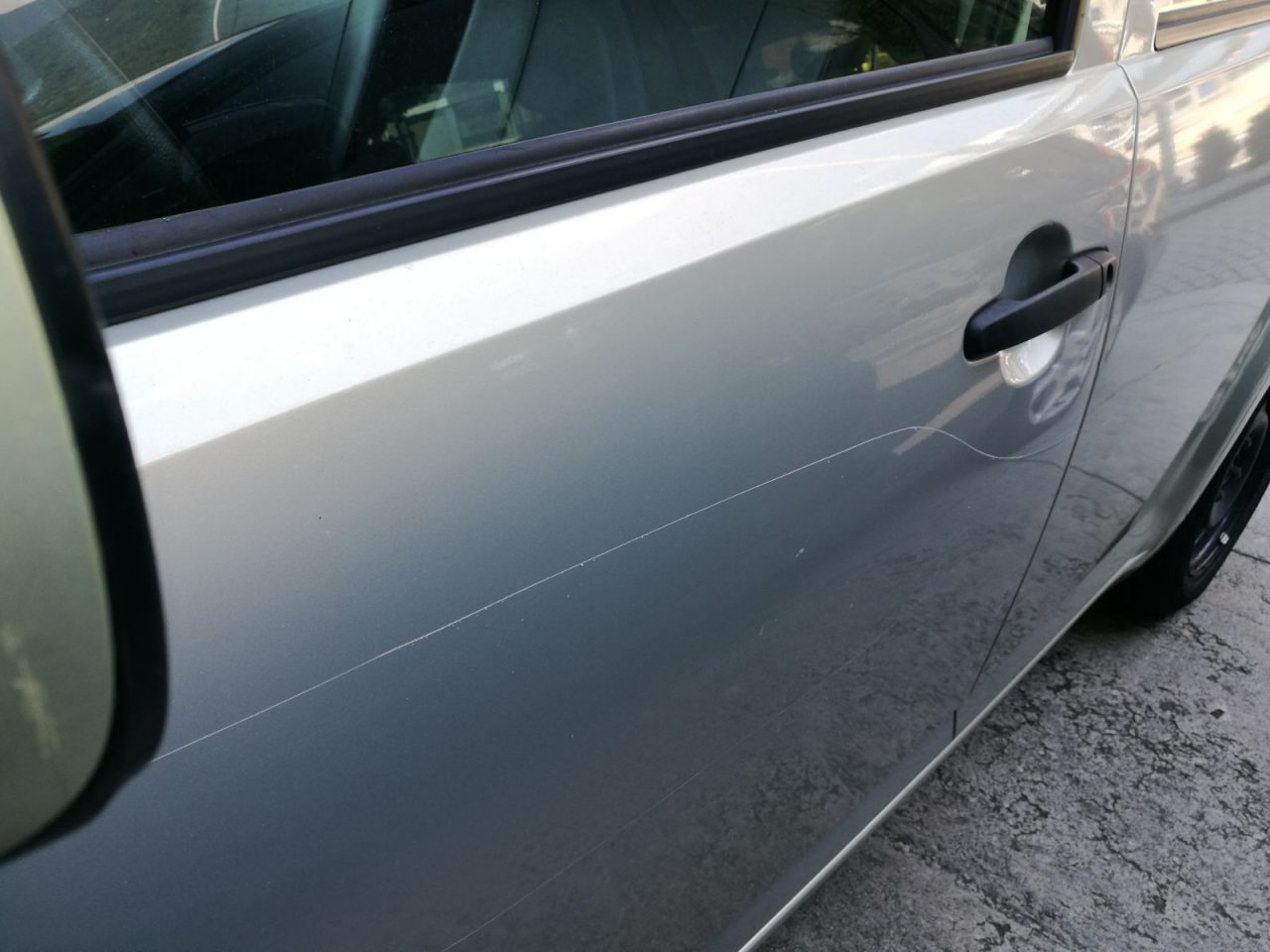 Otto auto danneggiate in viale Milano