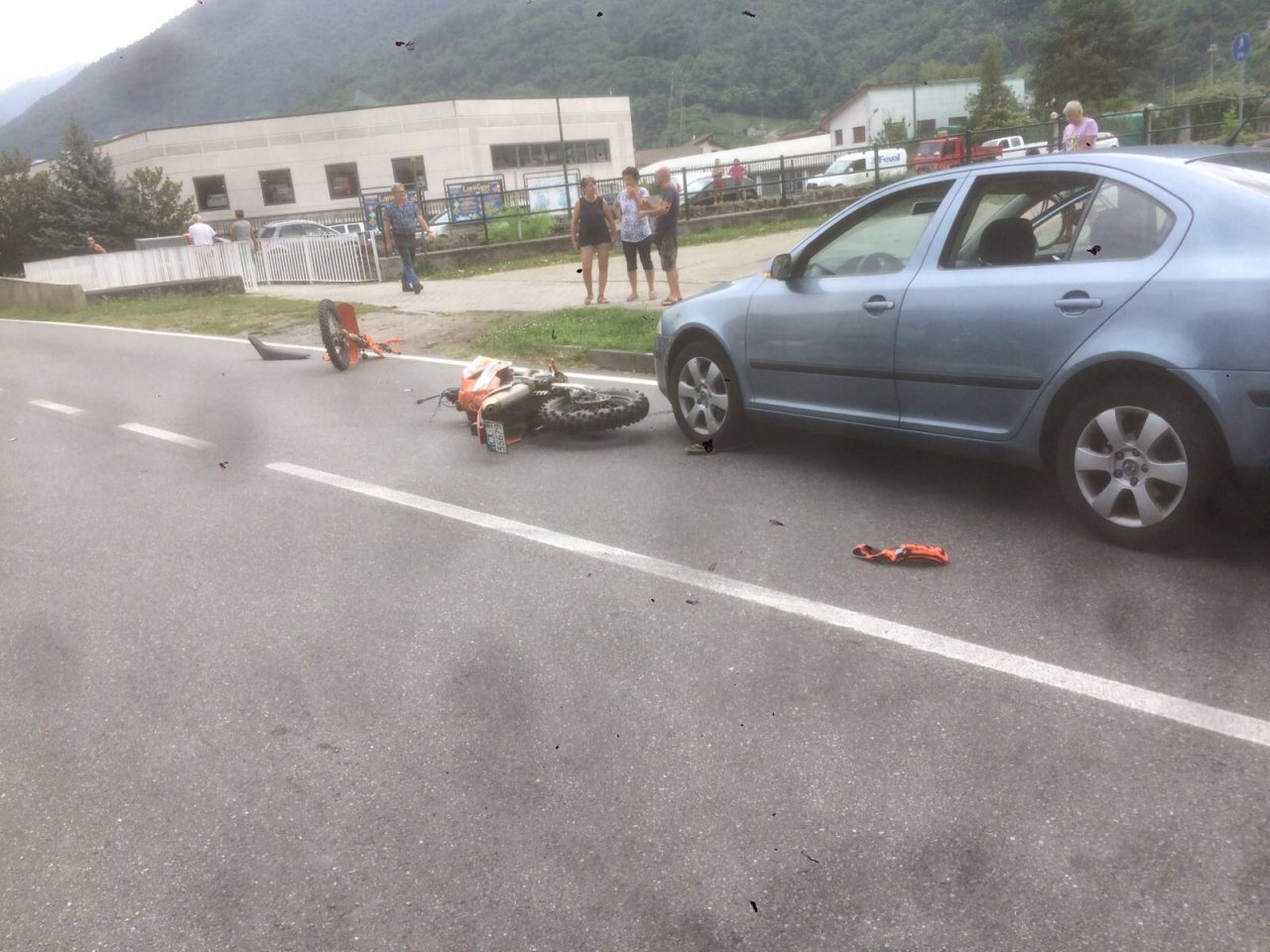 Schianto, la moto si spezza in due: grave centauro