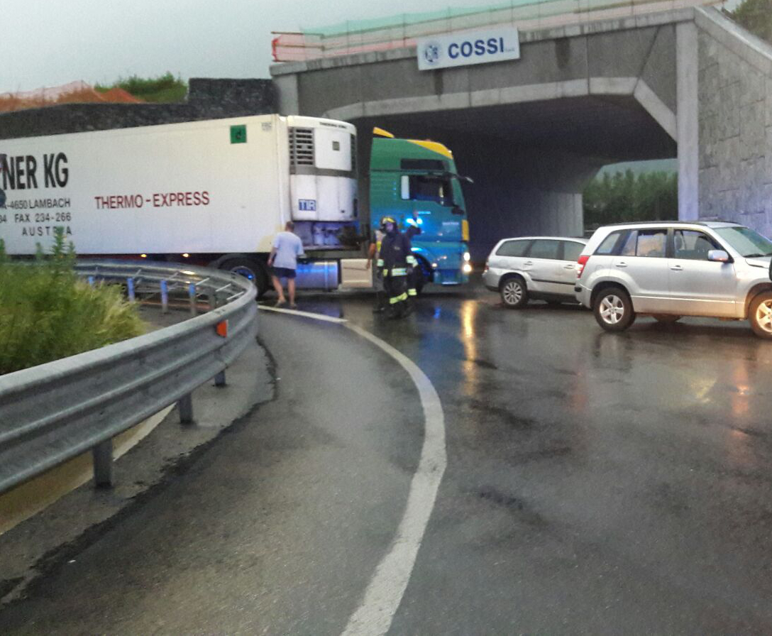 Spettacolare incidente allo svincolo di Cosio Valtellino