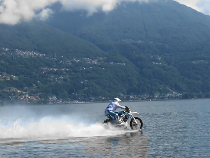 In moto sul lago: che impresa! – LE FOTO