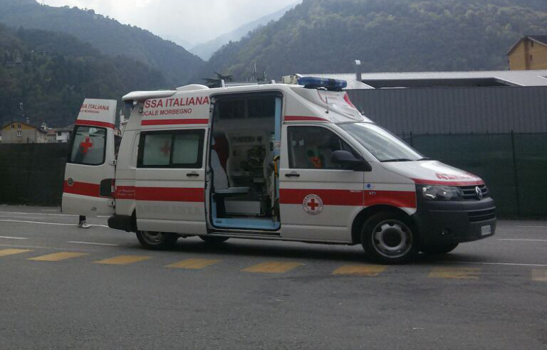 Paura per un ciclista caduto a Delebio