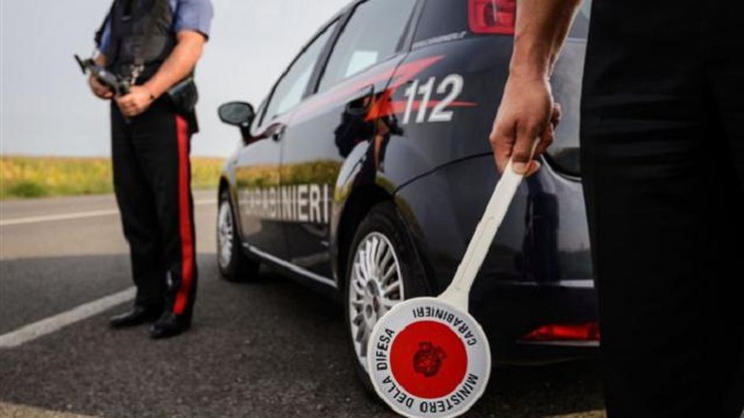 Aggredisce Carabinieri con l’accetta: arrestato