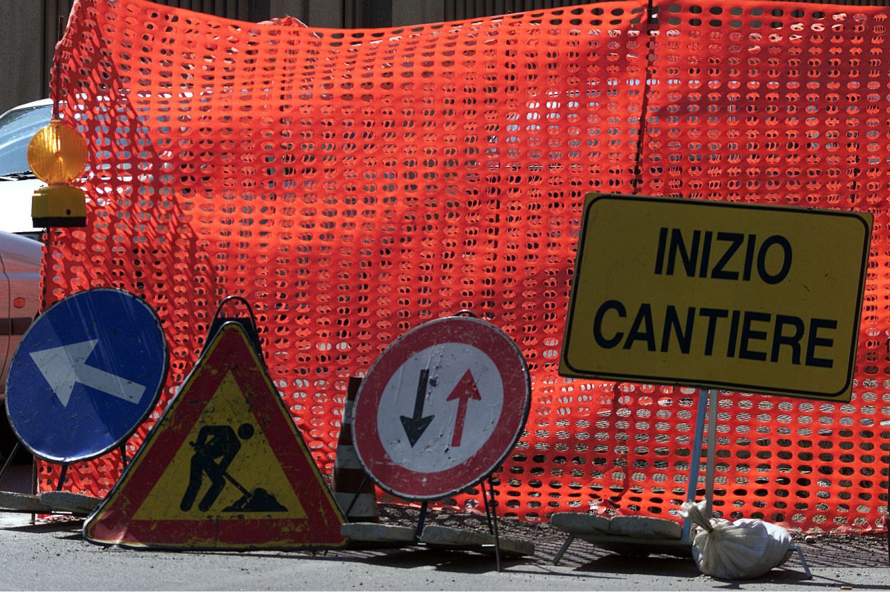 Traffico: lavori alla rotonda di viale Milano