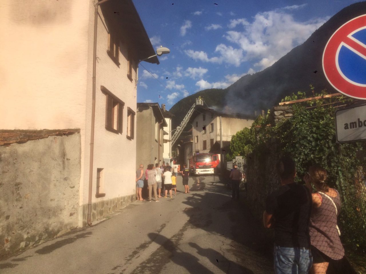 Operazioni di bonifica per la casa bruciata a Delebio