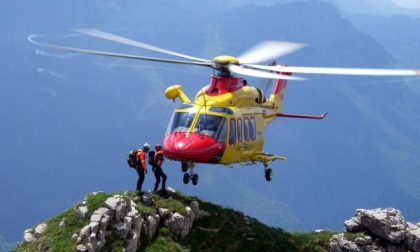 Soccorritori in azione tra strade e montagna