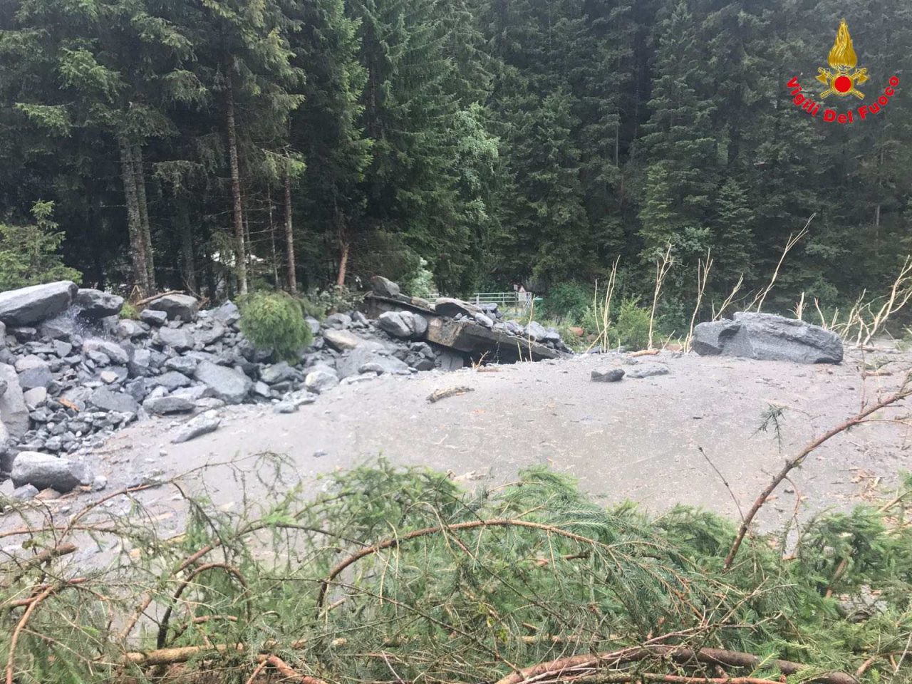 Crollato un ponte, ottanta persone bloccate