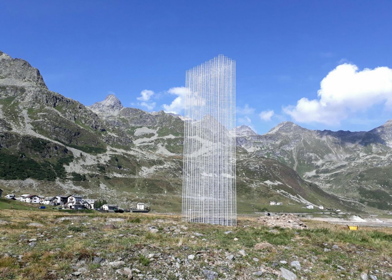 La stele alpina a Montespluga conquista davvero tutti