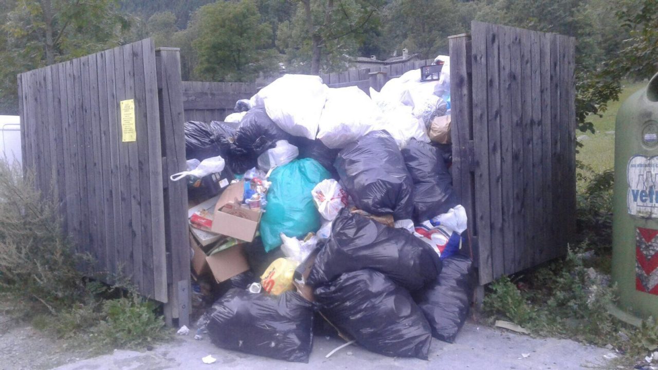 Abbandono selvaggio di rifiuti in Val di Mello