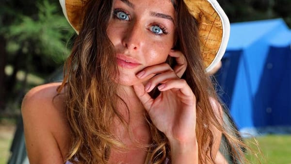 Ragazza tiranese a Donnavventura