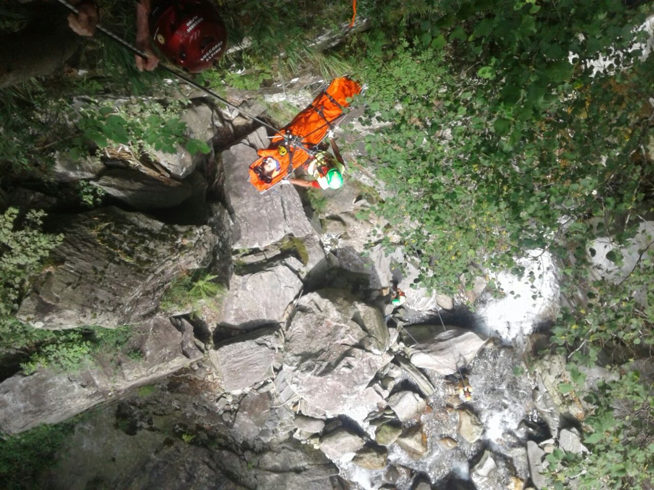 Ragazza di 13 anni pratica canyoning e si ferisce