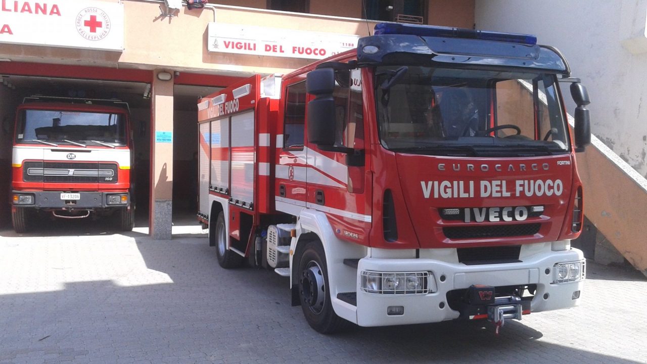 Si ribalta col trattore, ma ne esce miracolosamente illeso