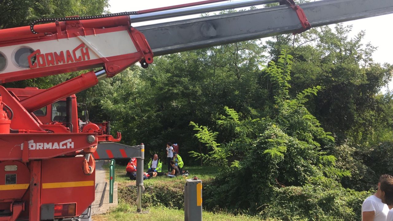 Quattro ragazzi si ribaltano con il trattore in una scarpata