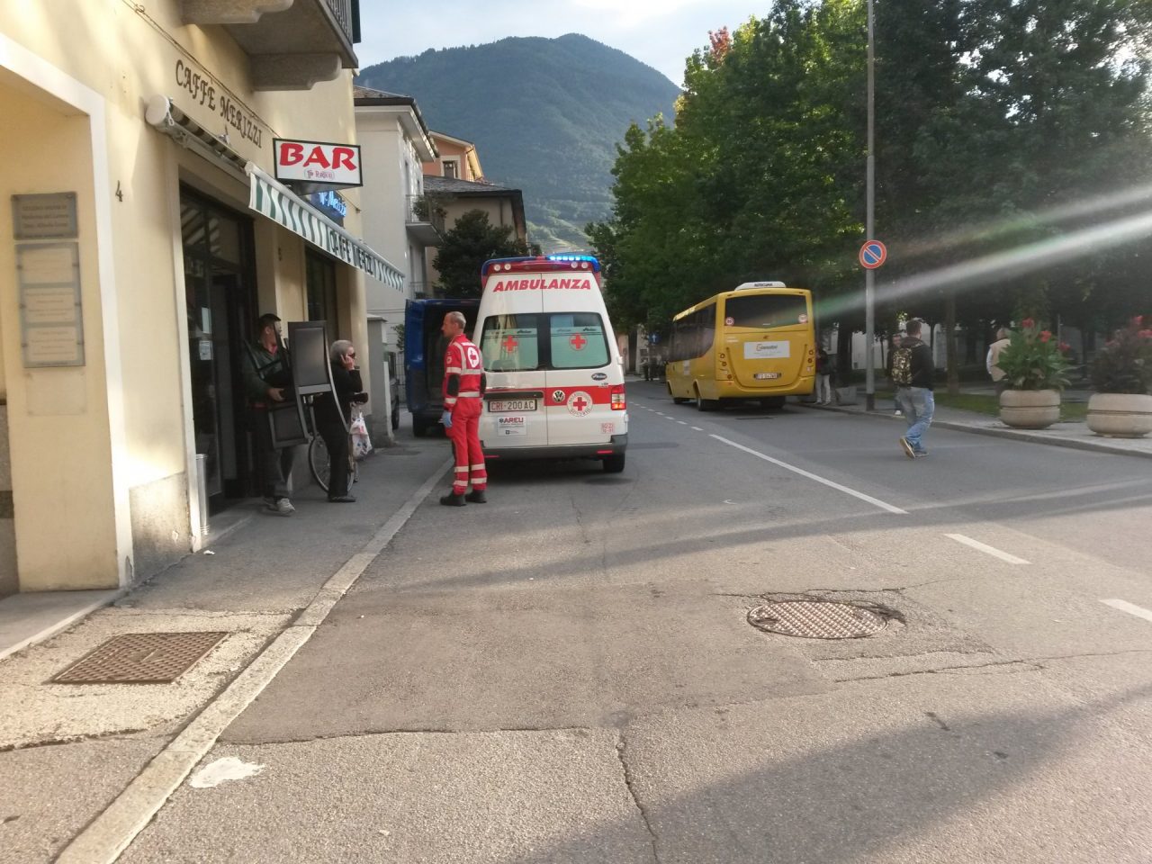 Colto da malore al bar, paura per un anziano