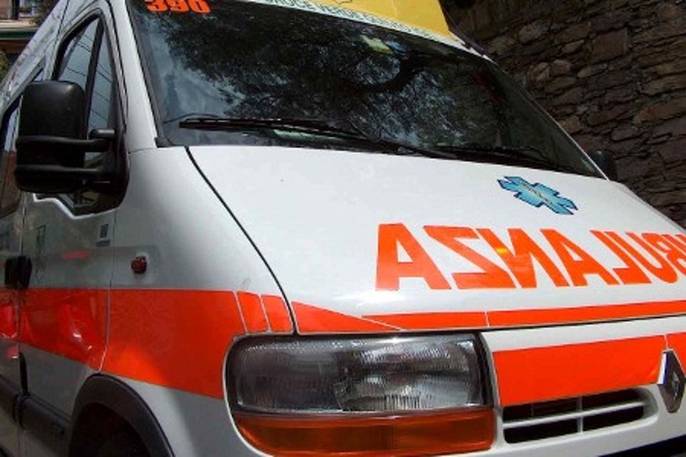 Auto fuori strada, donna ferita