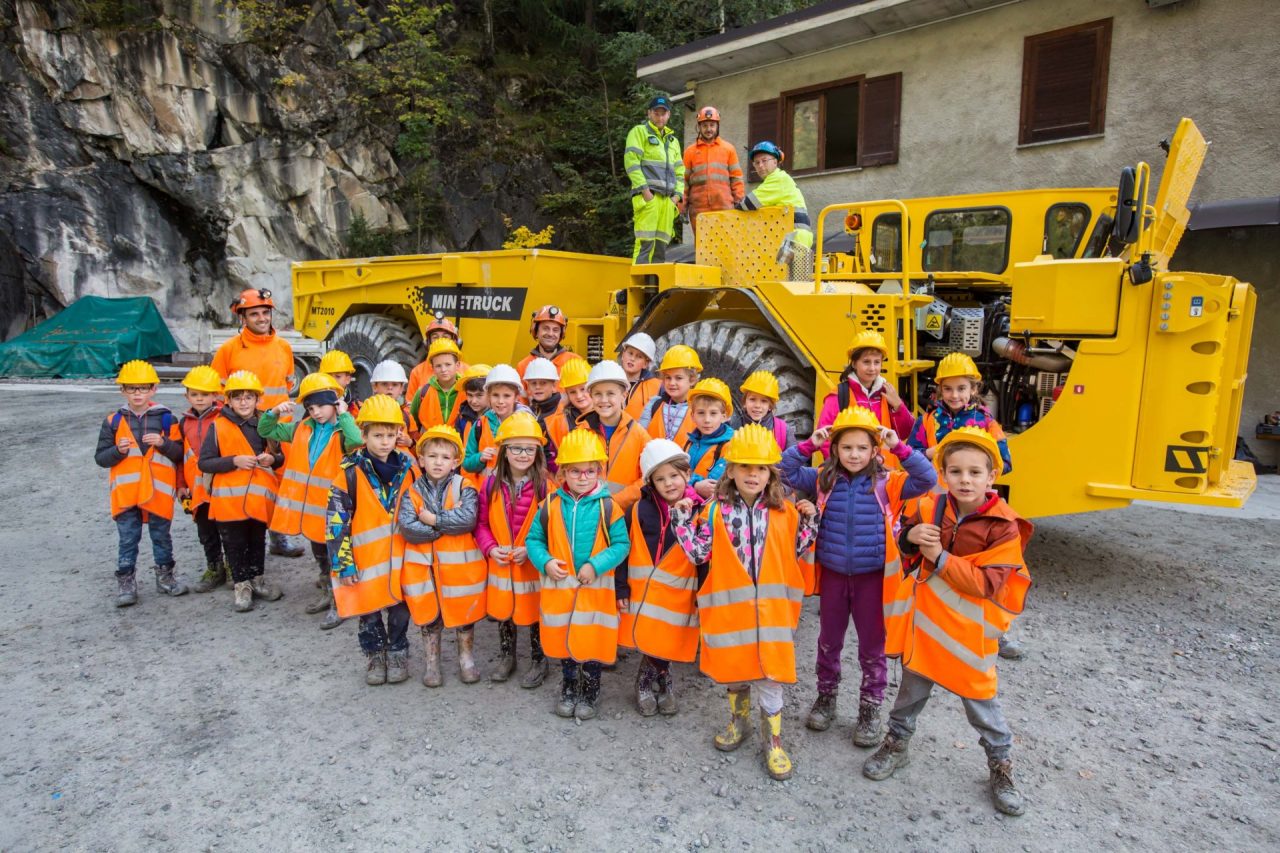 I bambini della scuola di Torre scoprono la miniera di talco – Le FOTO