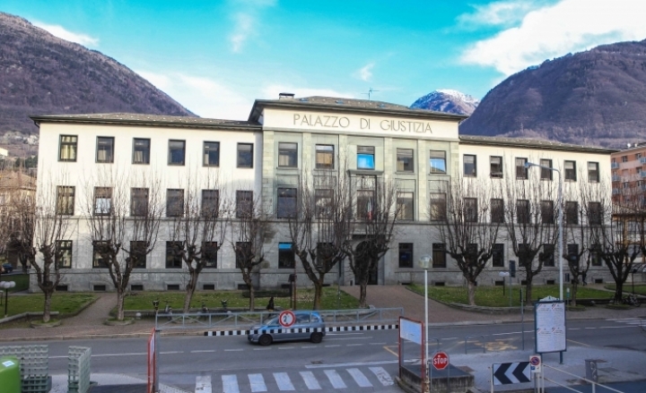 Dà in escandescenza in Tribunale e assale le guardie e un carabiniere, arrestato