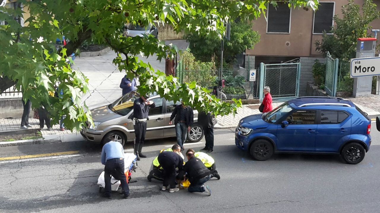 Incidente in via Aldo Moro, ciclista ferita