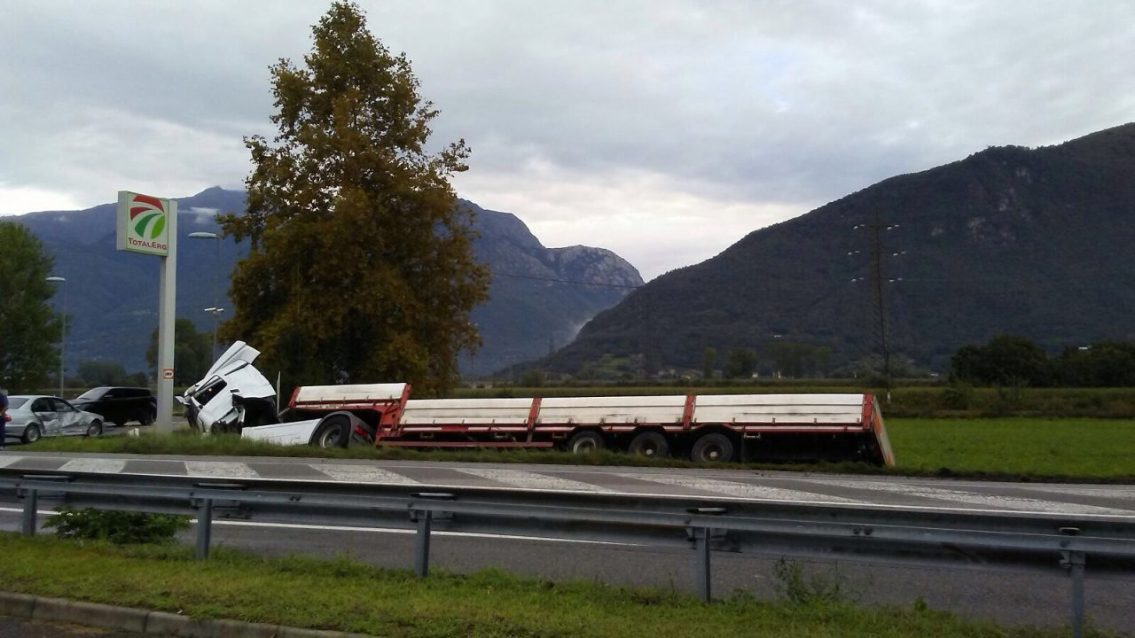 Camion ribaltato a Delebio: incidente in via Stelvio