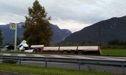 Camion ribaltato a Delebio: incidente in via Stelvio