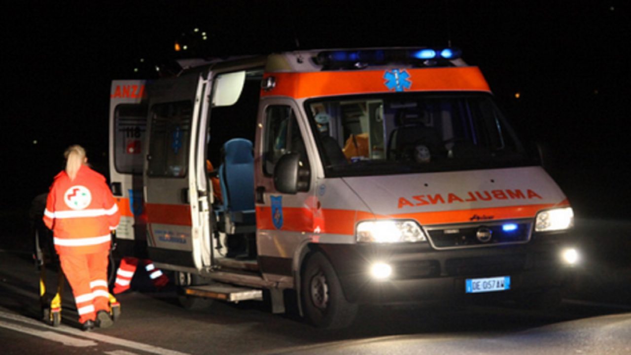 Auto contro ostacolo in via Fiume, 18enne finisce in ospedale SIRENE DI NOTTE
