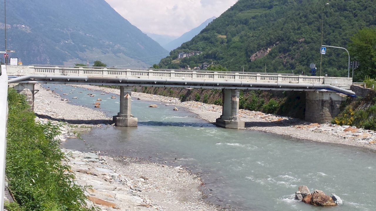 Villa di Tirano, i bus passano sul ponte vietato ai mezzi