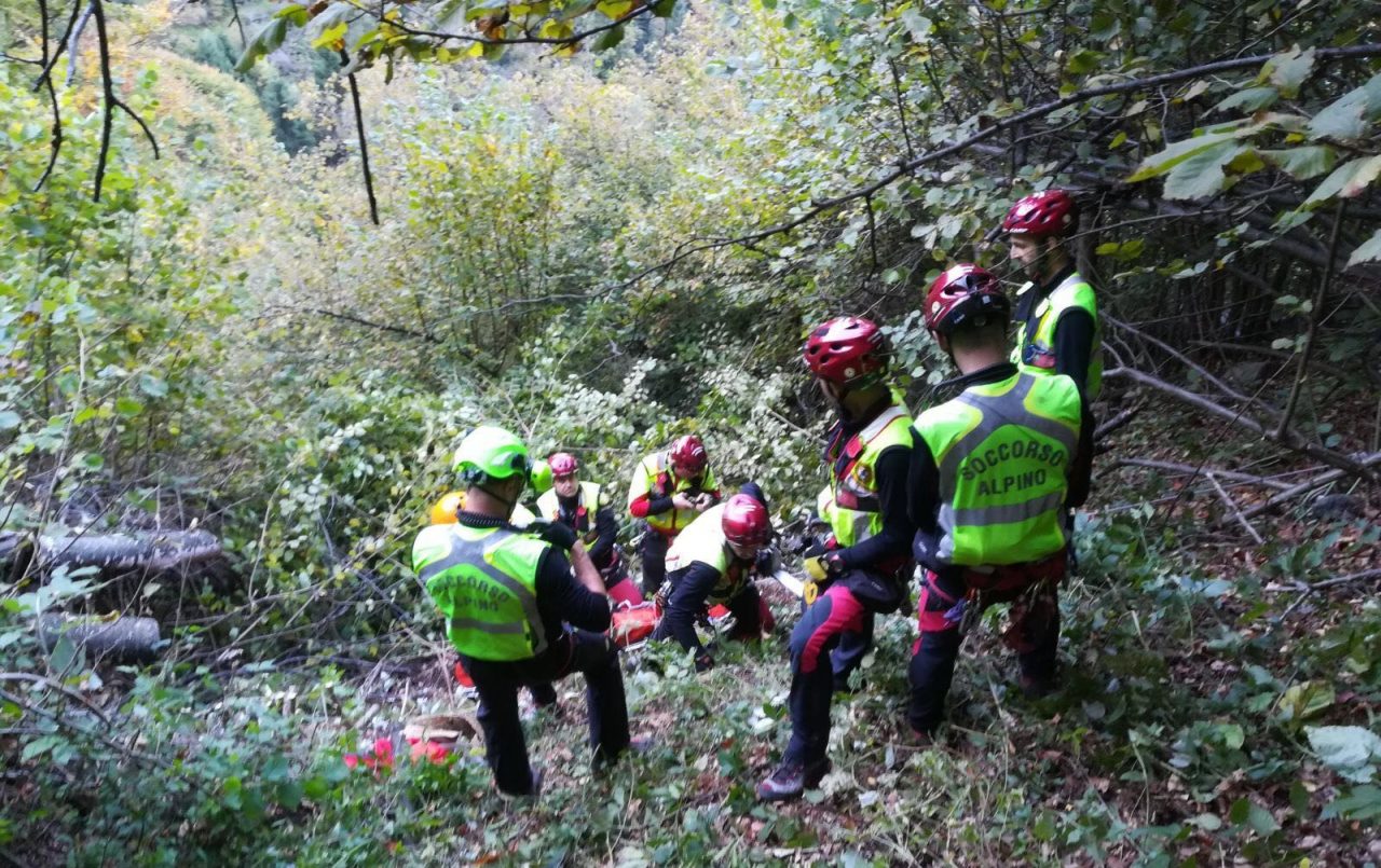 Cercatore di funghi trovato morto in fondo a un dirupo – LE FOTO