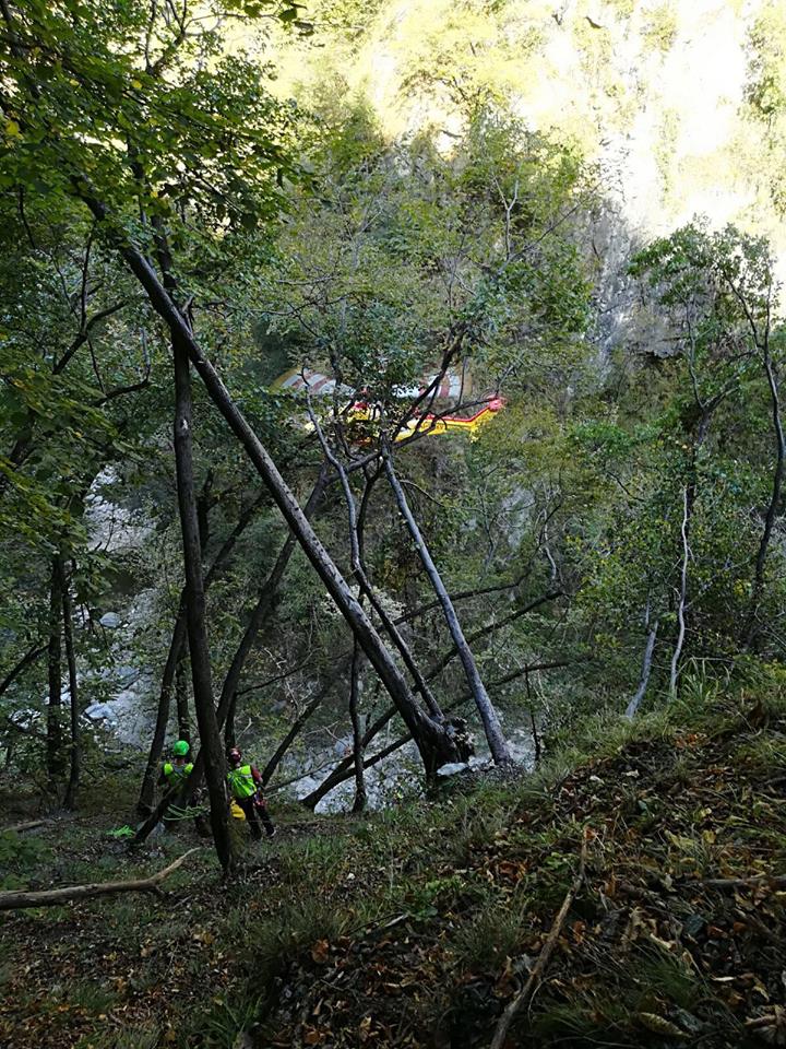 Esce in cerca di castagne, turista salvata dal Soccorso Alpino – Il VIDEO