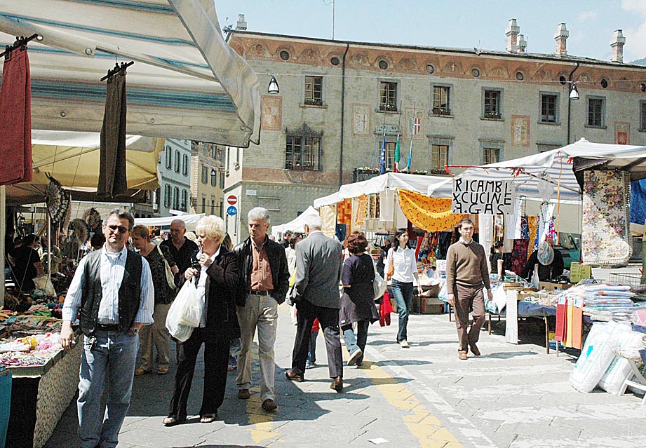 Palpeggia donne al mercato, preso