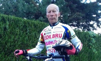 Ha 79 anni e pedala per 100 km al giorno