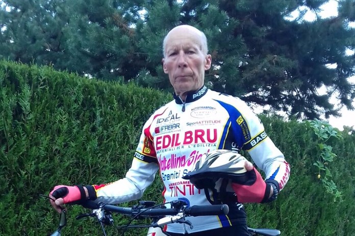Ha 79 anni e pedala per 100 km al giorno