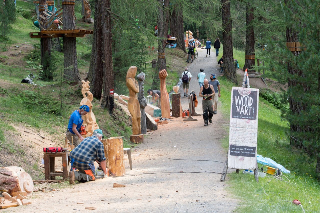 Livigno, si arricchisce il sentiero d’arte nel bosco