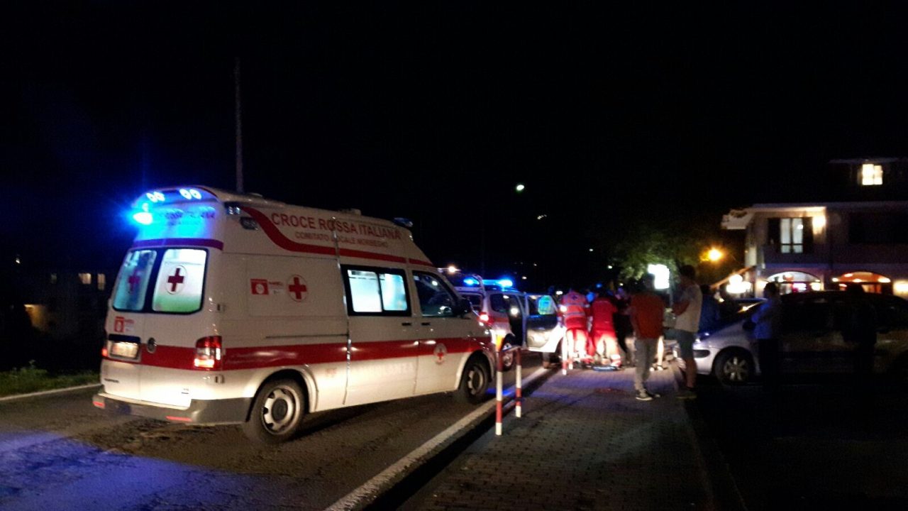 Auto si ribalta, feriti mamma e bimbo di 3 anni