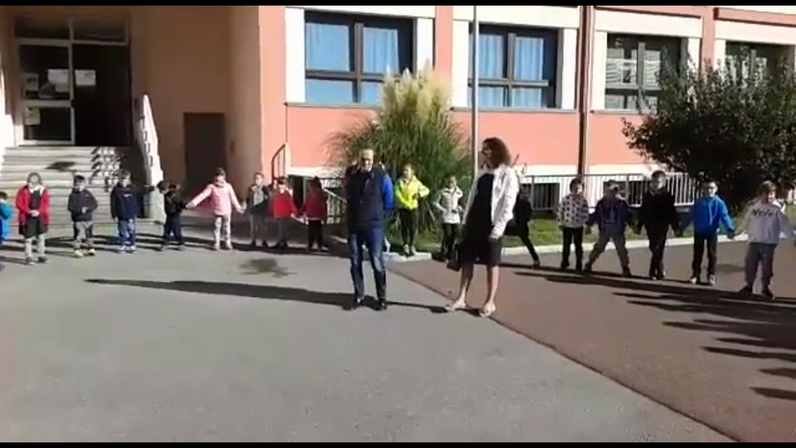 Li Simenza e la Pro Loco Grosio consegnano 2.500 euro alla nuova scuola – VIDEO
