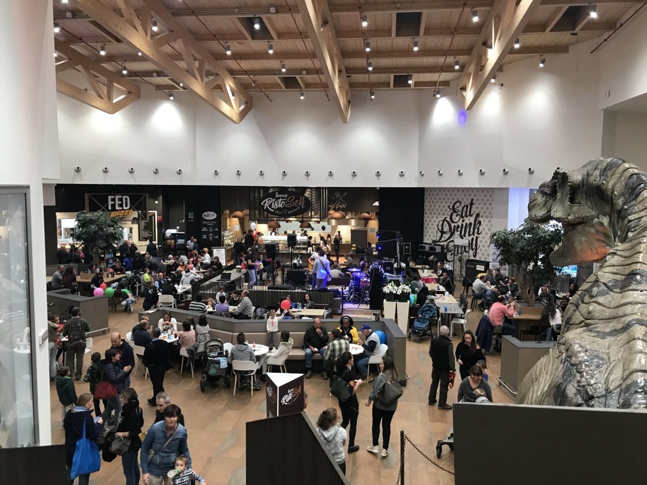 A Castione si fa shopping tra i dinosauri