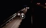 Auto invadono la ciclabile, pericolo nella notte - Il VIDEO