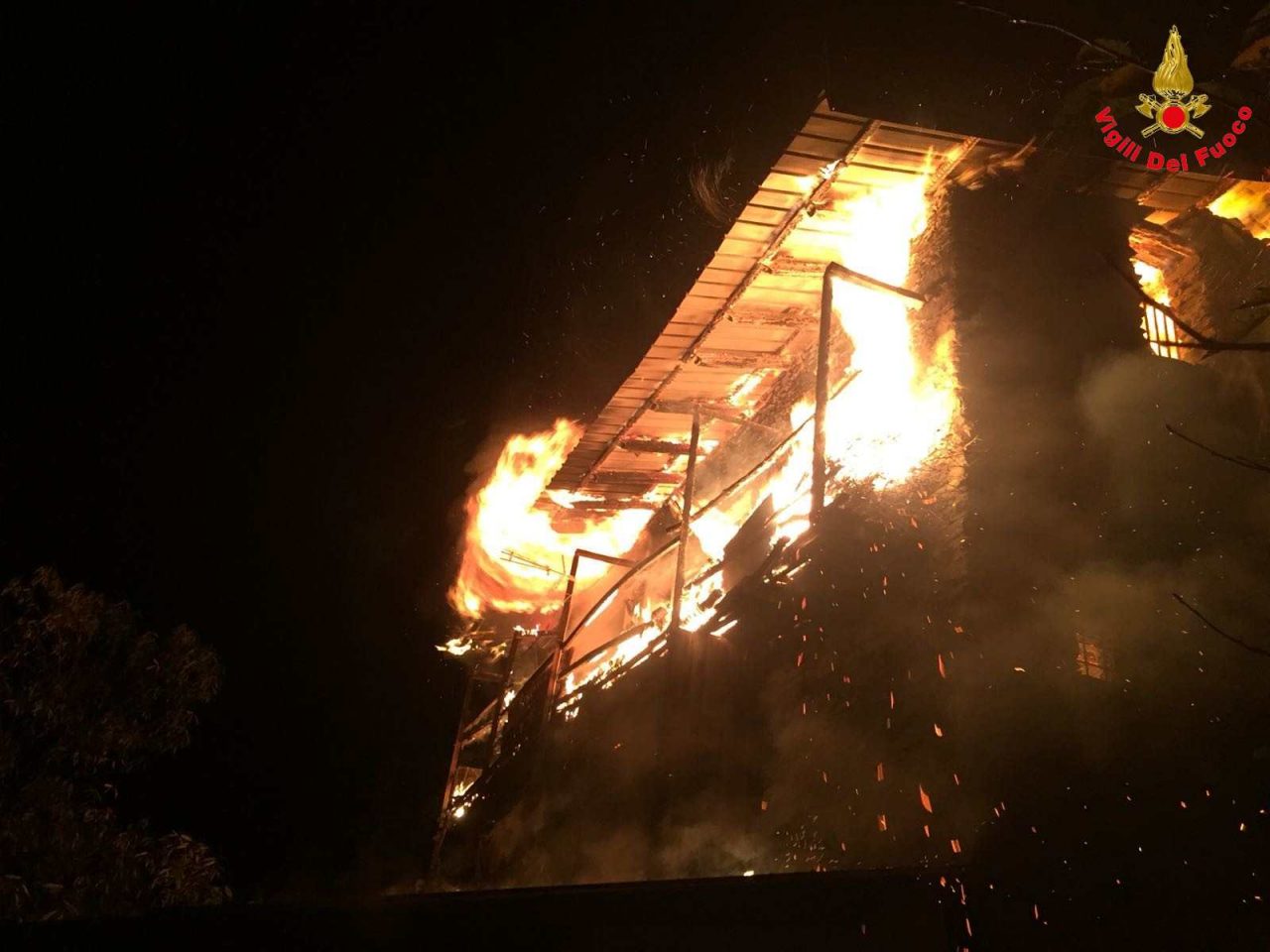 Le brucia la casa, anziana si getta dal solaio per salvarsi – LE FOTO