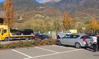 Schianto nel posteggio tra tre auto