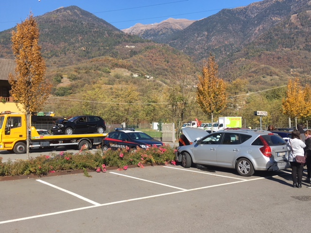 Schianto nel posteggio tra tre auto