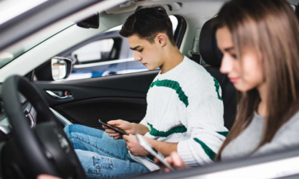 Cellulare alla guida: dati allarmanti tra i giovani