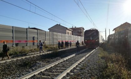 Tragedia in stazione donna si toglie la vita sotto il treno Milano-Tirano