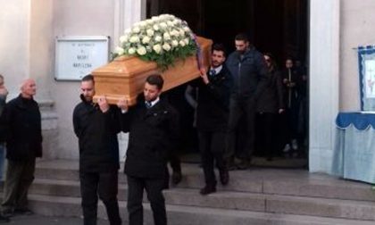 Folla per il funerale di Marilena Negri a Milano