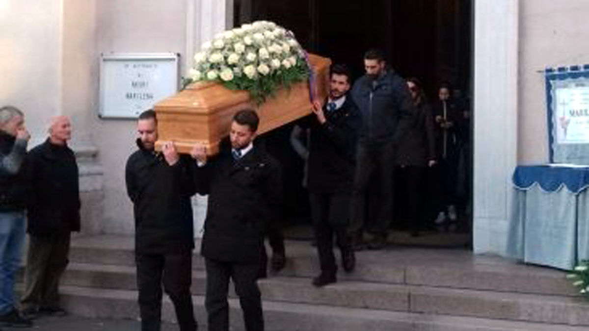 Folla per il funerale di Marilena Negri a Milano