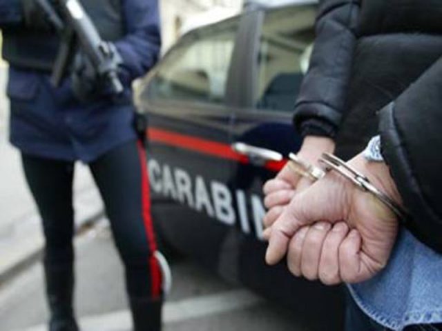 Litiga col padre e lo colpisce con un’accetta, arrestato per tentato omicidio
