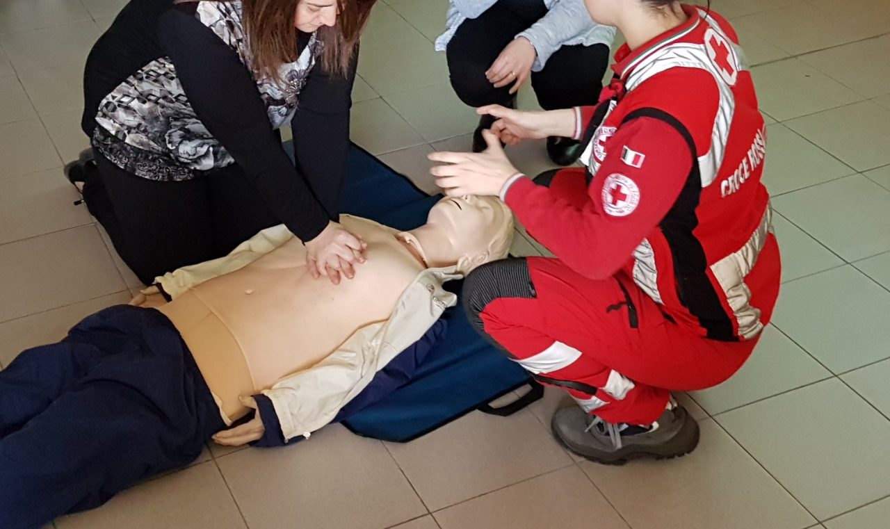 Studenti a lezione di primo soccorso