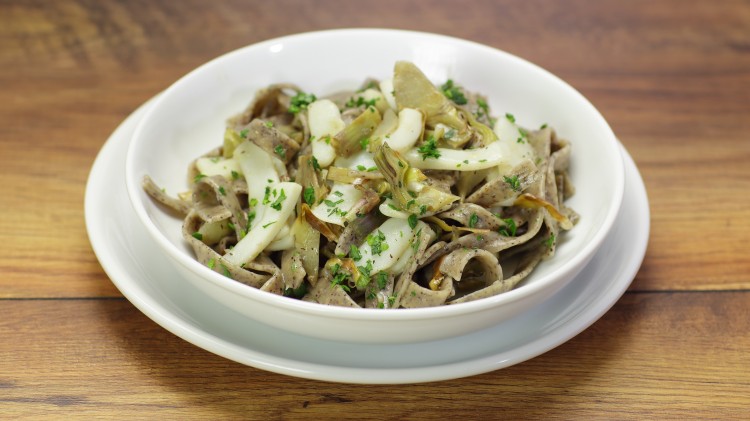 Freddo e pioggia, tempo ideale per i pizzoccheri… alle seppie e carciofi
